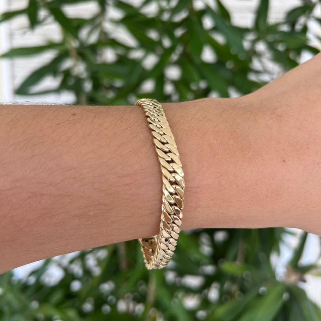 Pulseira fina de ouro no pulso