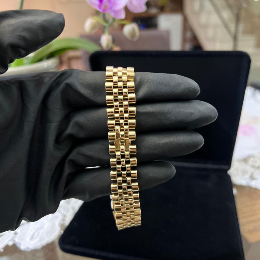 Pulseira elo de ouro sendo avaliada